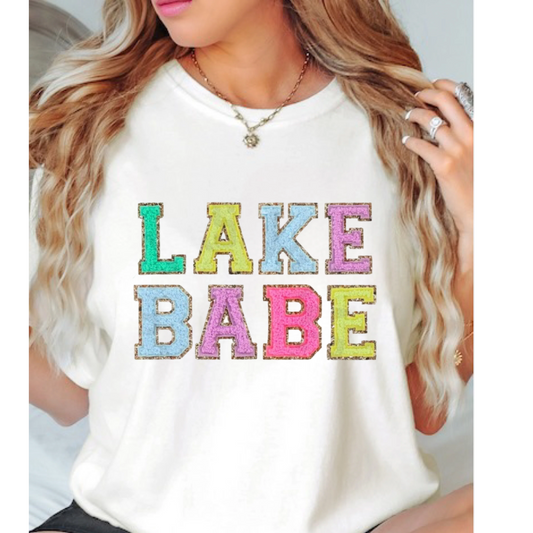 Go fancy with the ‘Lake Babe’ Graphic Tee! This tee is great to add a playful touch into your wardrobe due to the bright DTF print.